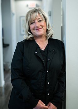 Dental assistant Leslie